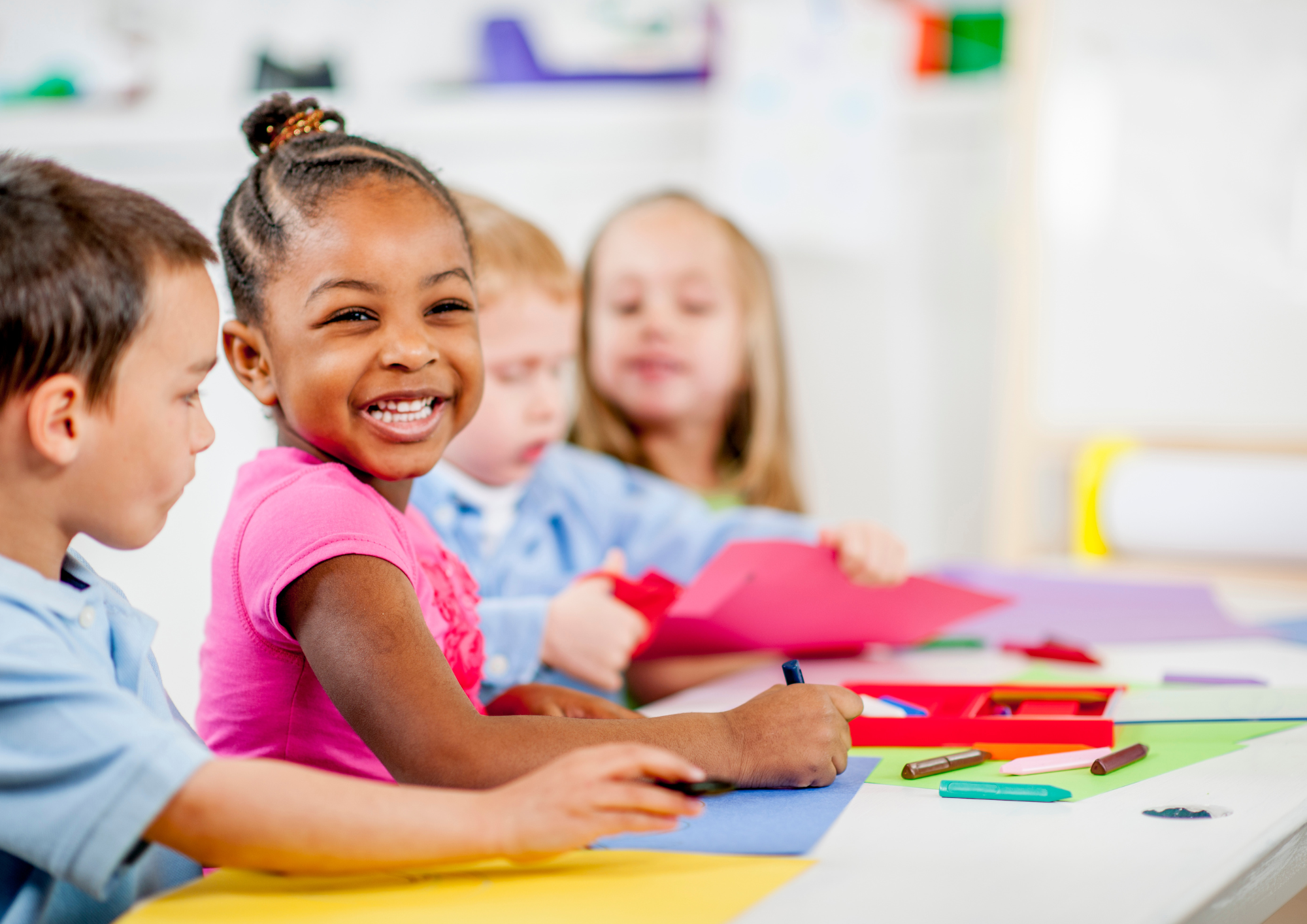 Image d'illustration d'enfants à l'école qui écrivent sur leur cahier 