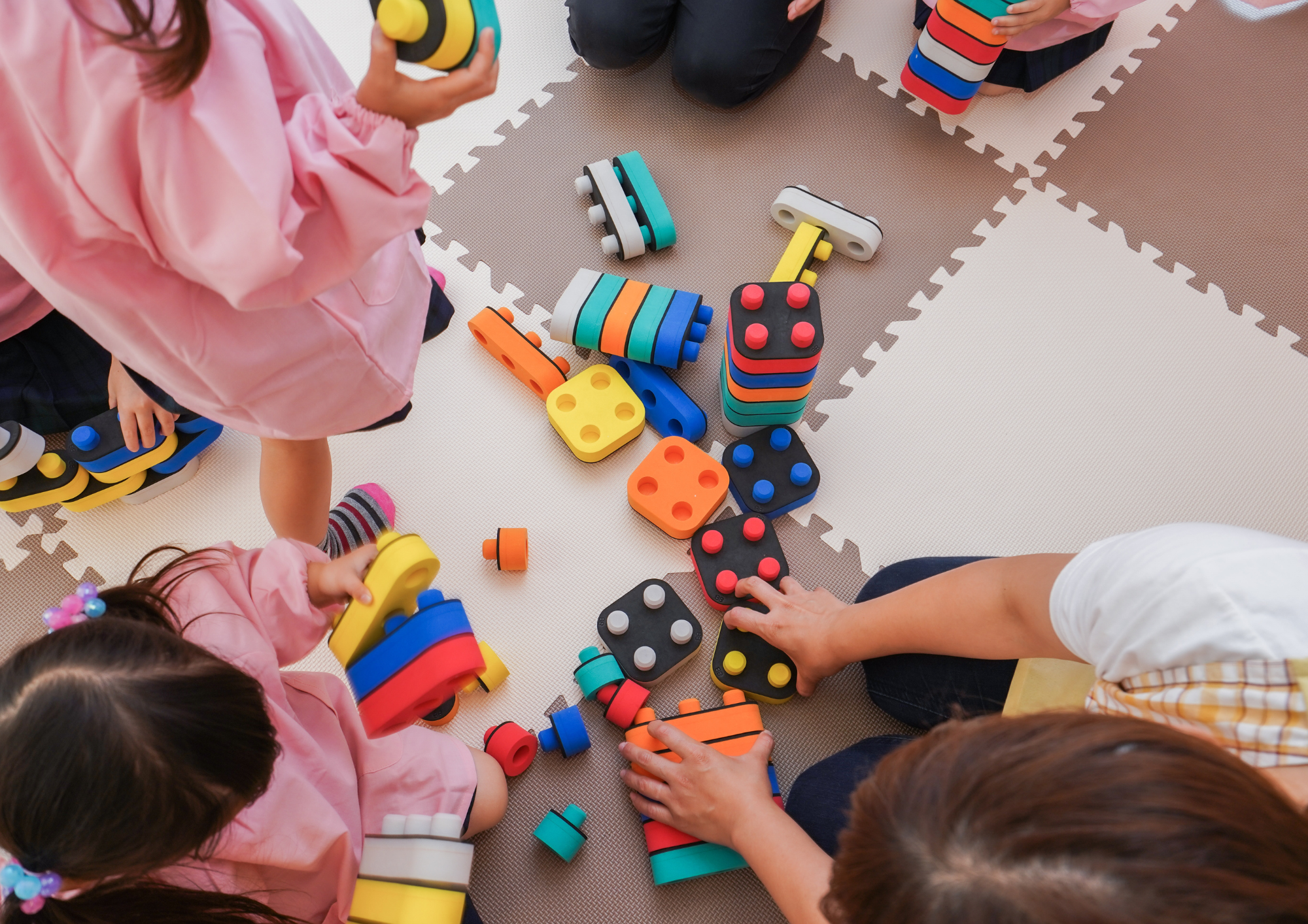 Image d'illustration d'enfants à l'école qui écrivent sur leur cahier 