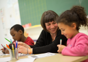 Image d'illustration d'enfants à l'école qui écrivent sur leur cahier 