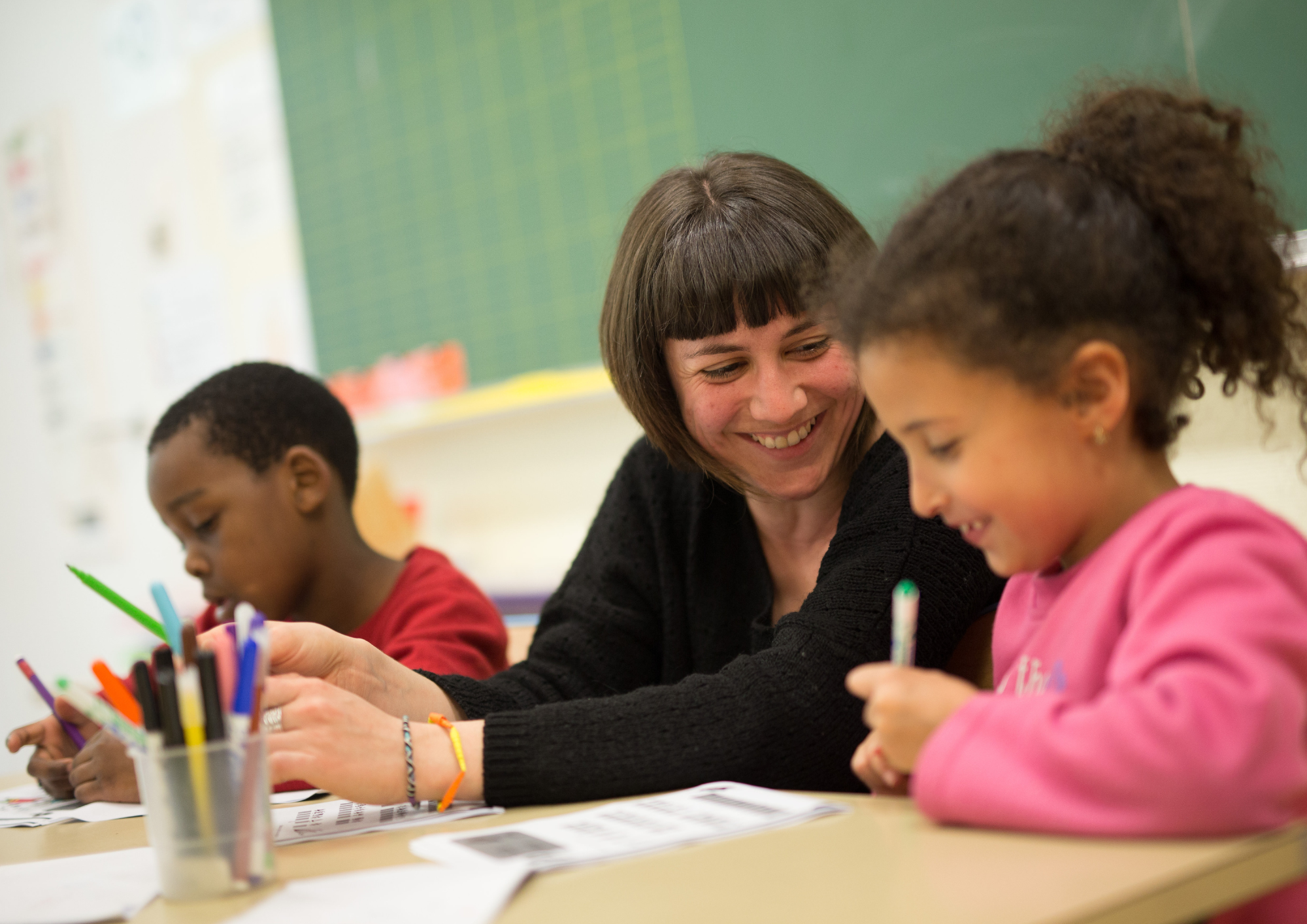 Image d'illustration d'enfants à l'école qui écrivent sur leur cahier 