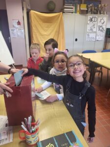Image d'illustration d'enfants à l'école qui écrivent sur leur cahier 