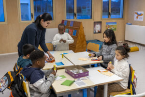 Image d'illustration d'enfants à l'école qui écrivent sur leur cahier 
