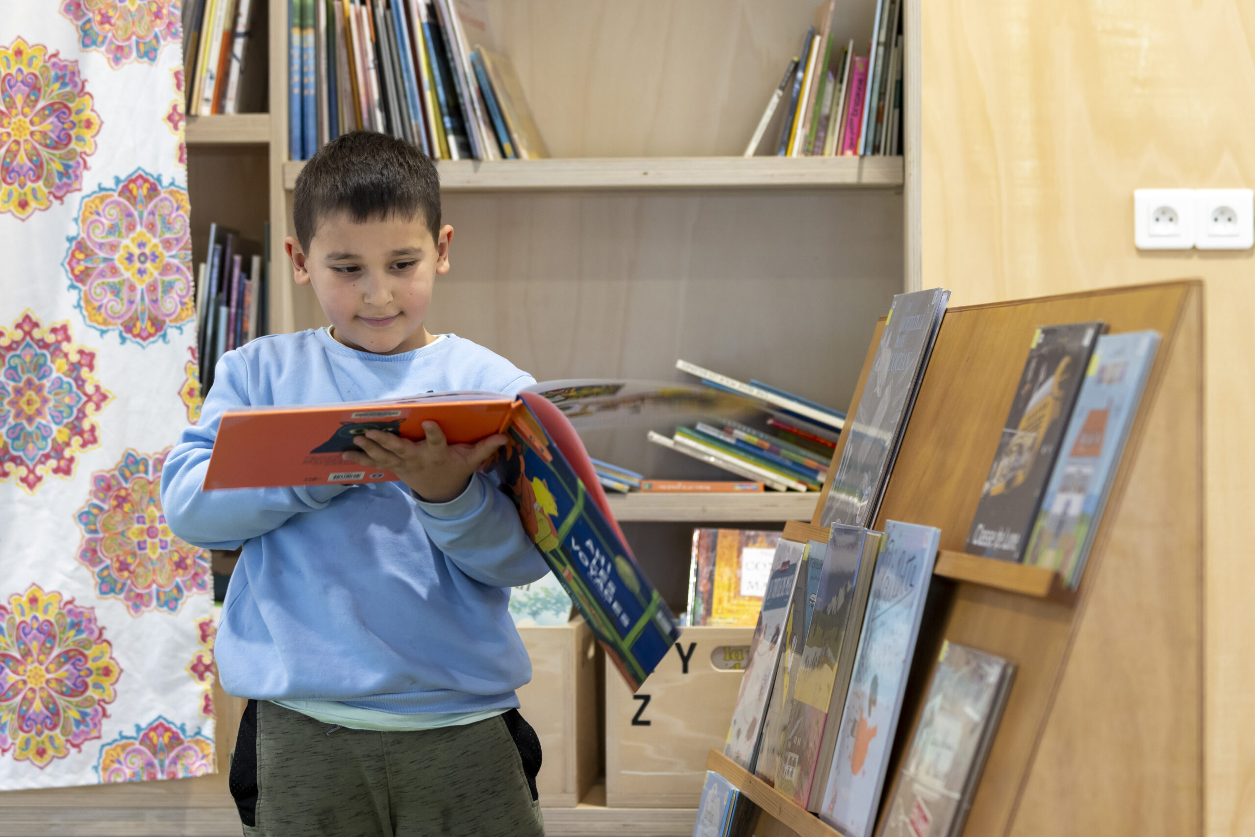Atelier des clubs Lecture à l’école René Guy Cadou Image d'illustration d'enfants à l'école qui écrivent sur leur cahier
