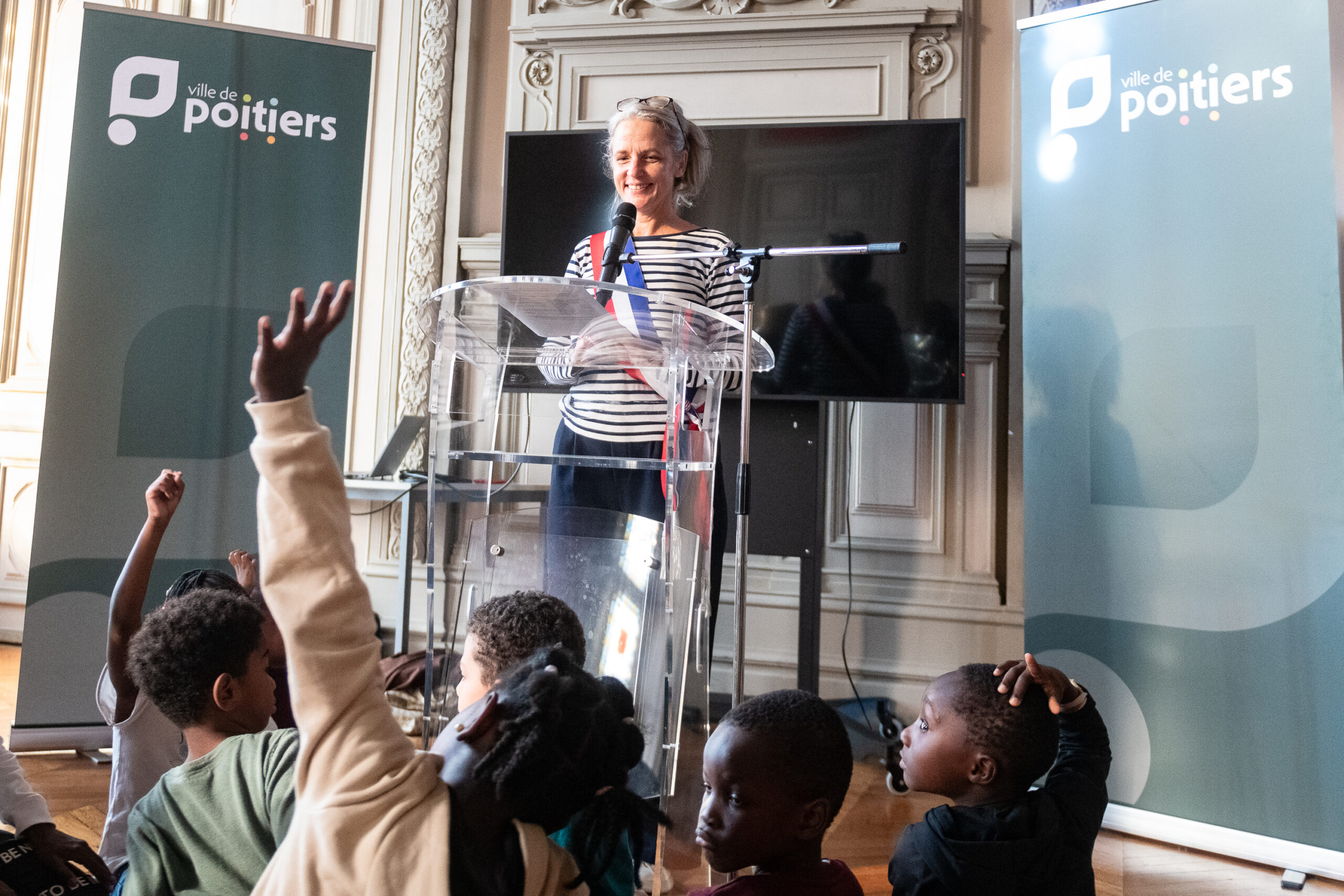 Image d'illustration d'enfants à l'école qui écrivent sur leur cahier 